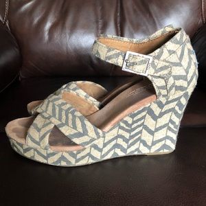 Tom’s platform sandals